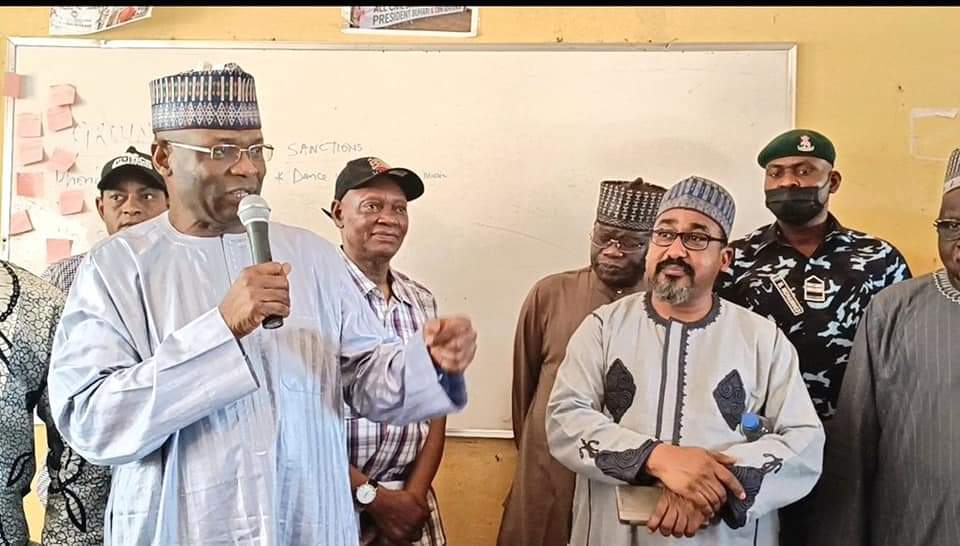 Shugaban INEC, Farfesa Mahmood Yakubu, a wajen taron horas da ma'aikatan zaɓe wucin-gadi a Abuja