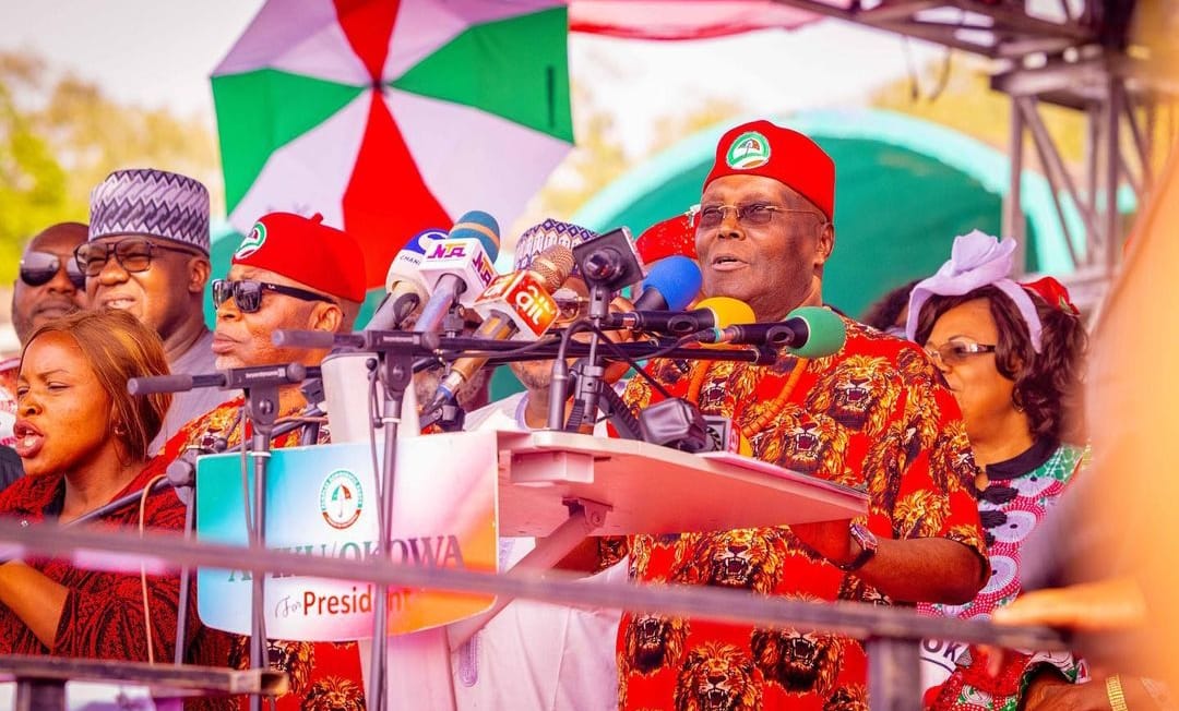 Atiku ya na gabatar da jawabi a taron PDP a Inugu