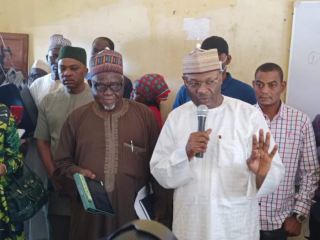 Farfesa Mahmood Yakubu ya na jawabi lokacin da shugabannin INEC su ka kai ziyara a cibiyar horas da jami'an zaɓe a GSS Garki, Abuja