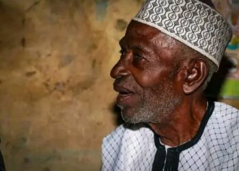 Tsohon jarumin barkwanci, Ƙarƙuzu, ya kwanta dama