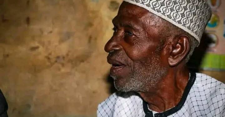 Tsohon jarumin barkwanci, Ƙarƙuzu, ya kwanta dama
