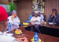 Daga hagu: Ministan Yaɗa Labarai da Wayar Da Kai, Alhaji Mohammed Idris; da Mataimaki na Musamman ga Shugaban Ƙasa kan Yaɗa Labarai da Dabaru, Mista Bayo Onanuga, da Mataimaki na Musamman ga Shugaban Ƙasa kan Kafofin Yaɗa Labarai da Sadarwa, Mista Sunday Dare a taron Ƙungiyar Sadarwa ta Ƙasa a Abuja ranar Juma'a