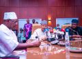 Hagu zuwa dama: Mataimakin Gwamnan Jihar Neja, Mista Yakubu Garba; Ministan Yaɗa Labarai da Wayar da Kai, Alhaji Mohammed Idris, da Ministan Harkokin Jinƙai da Yaƙi da Talauci, Farfesa Nentawe Goshwe Yilwatda, lokacin da tawagar Gwamnatin Tarayya ta ziyarci jihar domin ta'aziyya da jaje kan bala'in ambaliyar da ya faru a Mokwa.