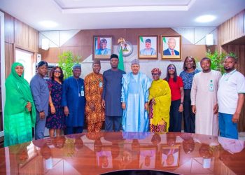 Minista Idris a tsakiyar 'yan tawagar Cibiyar Kula da Lafiya da Hanyoyin Magance Matsalolin Abinci (C-WINS) a lokacin ziyarar a ofishin sa a Abuja