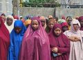 Rahama Sadau da 'yan'uwan ta a lokacin da ake yi wa mahaifin su sallah