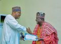 Daga hagu: Alhaji Makama Sani Mu'azu yana miƙa wa Alhaji Shehu Hassan Kano takardar naɗin sa a matsayin sabon shugaban riƙo na ƙasa na MOPPAN