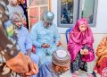 Alhaji Yerima Shettima kusa da Rahama Sadau a lokacin da ake addu'a