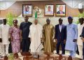 Ministan Yaɗa Labarai da Wayar da Kai Alhaji Mohammed Idris tare da shugabannin Ƙungiyar Editoci ta Nijeriya (NGE) da wasu jami'an ma'aikatar a lokacin ziyarar.