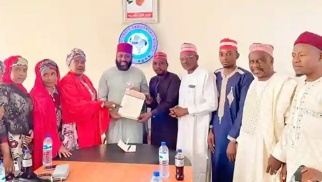 Ƙungiyar Kannywood Kwankwasiyya ta ziyarci Hukumar Tace Finafinai